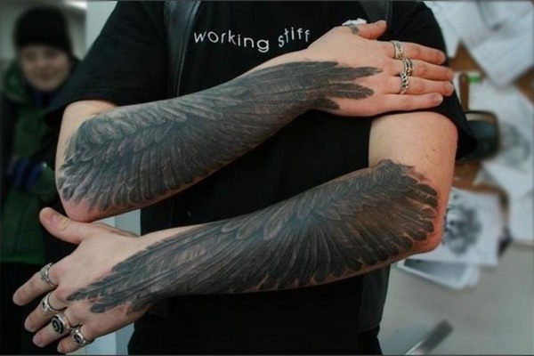 Tattoo Wings (ala) a l'esquena: significat per a noies i homes. Una foto