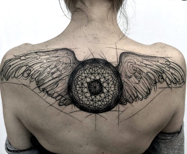 Tattoo Wings (ala) a l'esquena: significat per a noies i homes. Una foto