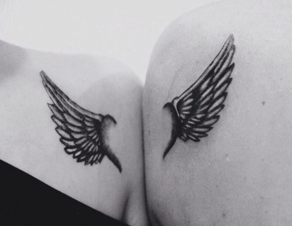 Tattoo Wings (ala) a l'esquena: significat per a noies i homes. Una foto