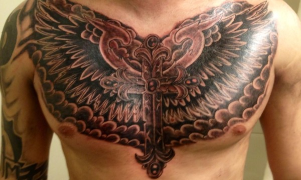 Tattoo Wings (ala) a l'esquena: significat per a noies i homes. Una foto