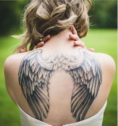 Tattoo Wings (ala) a l'esquena: significat per a noies i homes. Una foto