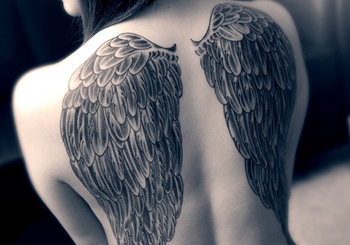 Tattoo Wings (ala) a l'esquena: significat per a noies i homes. Una foto