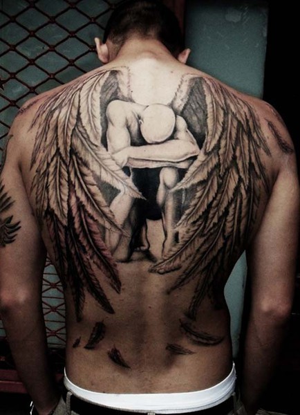 Tattoo Wings (ala) a l'esquena: significat per a noies i homes. Una foto