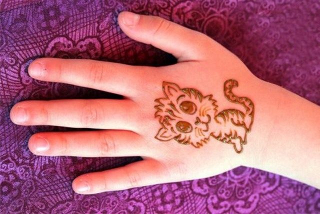 Tatuatge de henna (mehendi) al braç: dibuixos petits i lleugers. Quant dura el tatuatge? Preu. Una foto