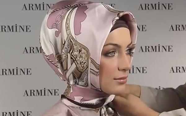 Qu'il est beau d'attacher un foulard sur la tête de différentes manières, comme un chapeau, pour le baptême, avec la queue vers le haut. Étape par étape avec photo