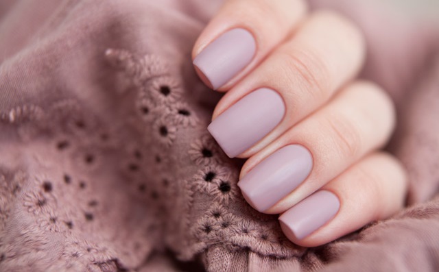 Gel vernis pour ongles courts - nouvelles idées, design, photo: français, oeil de chat, belle manucure lune