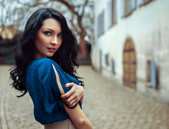 Quelle couleur de cheveux convient aux yeux bleus et à la peau claire, selon la forme du visage. Une photo