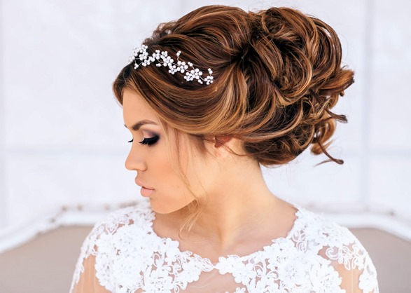 Coiffures pour un mariage pour cheveux moyens: avec et sans frange. Photos et instructions pour le meilleur style