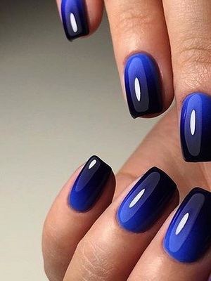 Manicura monocroma 2020. Novetats fotogràfiques per a ungles curtes, idees amb pedreria, brillants