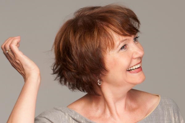 Coupes de cheveux rajeunissantes pour les femmes après 50-55 ans: cheveux courts, moyens et longs à la mode d'Evelina Khromchenko. Une photo