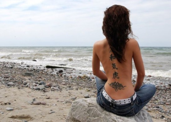 Tatouages ​​sur la colonne vertébrale (dos) des filles: hiéroglyphes, inscriptions avec traduction, fleurs, points, runes, planètes, lignes. Beaux croquis