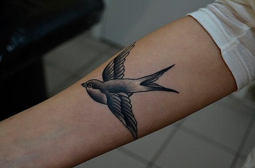 Tatouage d'oiseau - ce qui signifie pour les filles tatouages ​​d'aigle, de faucon, de colombe, d'hirondelle, de hibou, de volée d'oiseaux. Photos et croquis