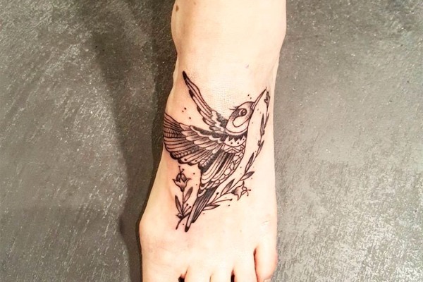 Tatouage d'oiseau - ce qui signifie pour les filles tatouages ​​d'aigle, de faucon, de colombe, d'hirondelle, de hibou, de volée d'oiseaux. Photos et croquis