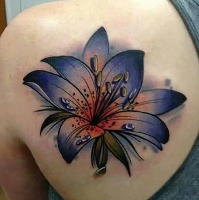 Tatouages ​​pour filles sur le dos avec croquis et photos: inscriptions populaires avec signification et traduction, ailes et petits dessins