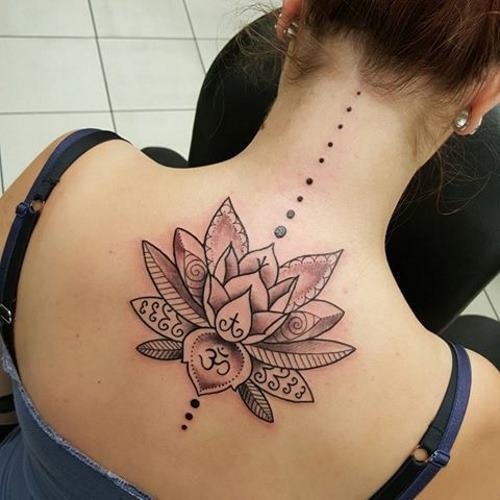 Tatouages ​​pour filles sur le dos avec croquis et photos: inscriptions populaires avec signification et traduction, ailes et petits dessins