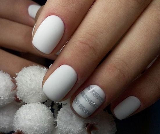 Manicura blanca per a ungles curtes. Articles nous i dissenys de moda amb or, pedreria, estampats, degradats, cintes, brous