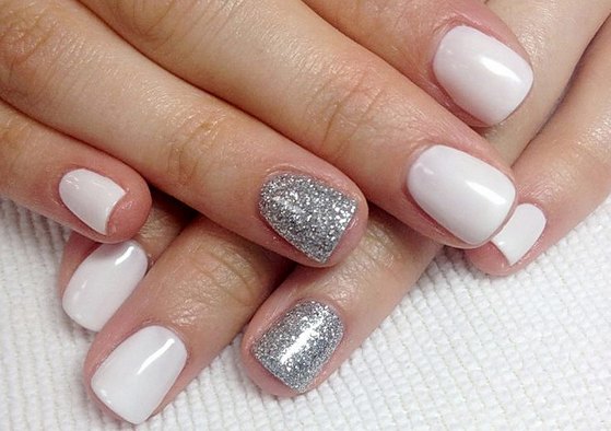 Manicura blanca per a ungles curtes. Articles nous i dissenys de moda amb or, pedreria, estampats, degradats, cintes, brous