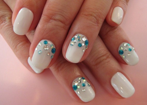 Manicura blanca per a ungles curtes. Articles nous i dissenys de moda amb or, pedreria, estampats, degradats, cintes, brous