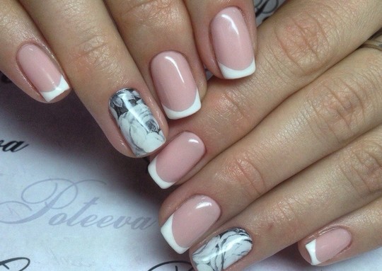 Manicura blanca per a ungles curtes. Articles nous i dissenys de moda amb or, pedreria, estampats, degradats, cintes, brous