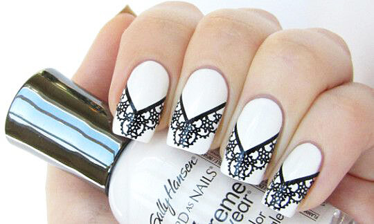 Manicura blanca per a ungles curtes. Articles nous i dissenys de moda amb or, pedreria, estampats, degradats, cintes, brous