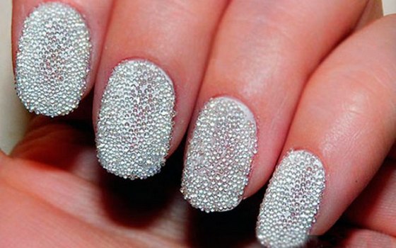 Manicura blanca per a ungles curtes. Articles nous i dissenys de moda amb or, pedreria, estampats, degradats, cintes, brous