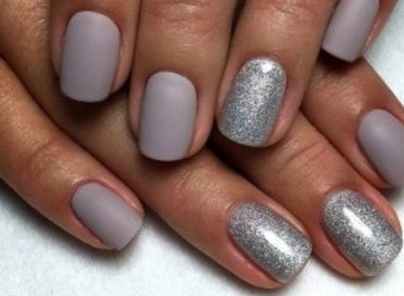 Manicura blanca per a ungles curtes. Articles nous i dissenys de moda amb or, pedreria, estampats, degradats, cintes, brous