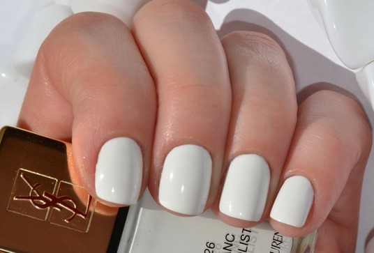 Manicura blanca per a ungles curtes. Articles nous i dissenys de moda amb or, pedreria, estampats, degradats, cintes, brous