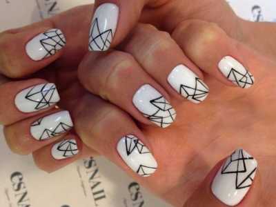 Manicura blanca per a ungles curtes. Articles nous i dissenys de moda amb or, pedreria, estampats, degradats, cintes, brous