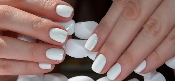 Manicura blanca per a ungles curtes. Articles nous i dissenys de moda amb or, pedreria, estampats, degradats, cintes, brous