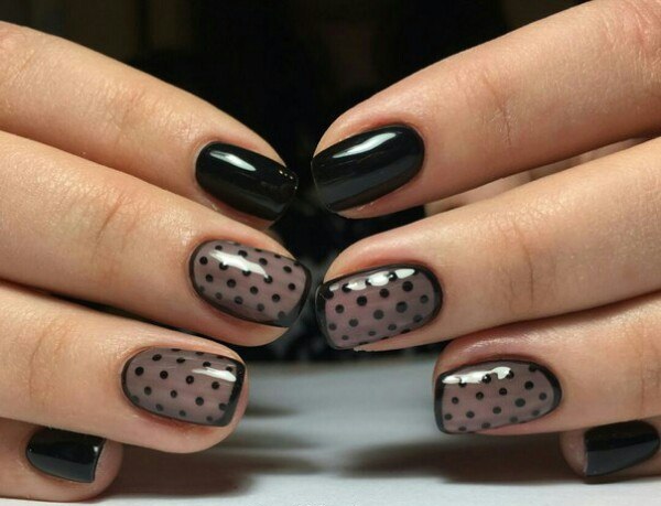 Manicura negra per a ungles curtes. Foto, geometria de disseny, amb pedreria, articles nous amb lluentons, fregaments, forats