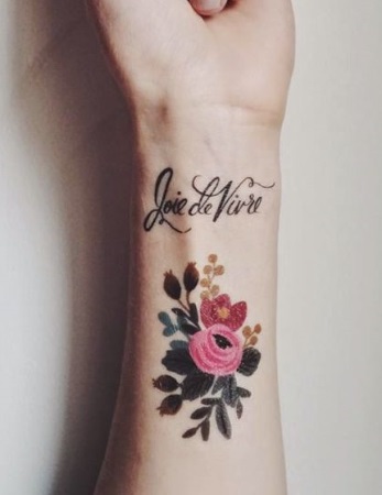 Tatouage au poignet pour les filles. Photos, croquis, inscriptions avec traduction, pour succès et chance, fleurs, arbre de vie. La signification des tatouages