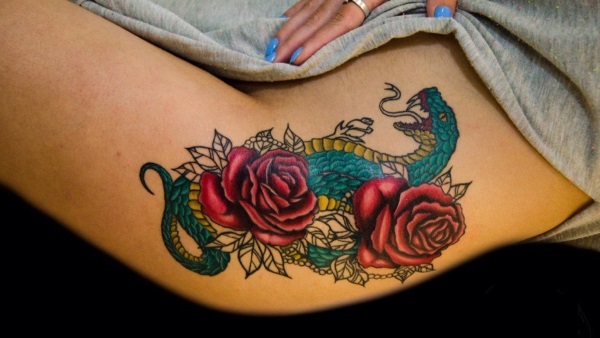 Tatuatges de cuixa per a nenes: esbossos, patrons, inscripcions, petits tatuatges, flors, animals, dracs, roses. Una foto