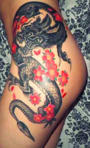 Tatuatges de cuixa per a nenes: esbossos, patrons, inscripcions, petits tatuatges, flors, animals, dracs, roses. Una foto