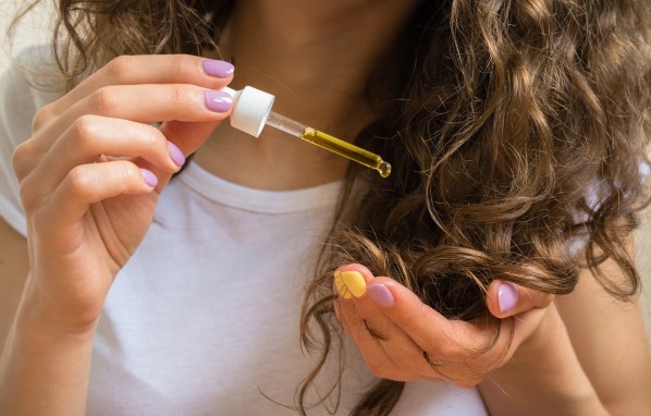 Faits saillants sombres sur les cheveux blonds. Qui convient, comment choisir une couleur et faire des taches à la maison