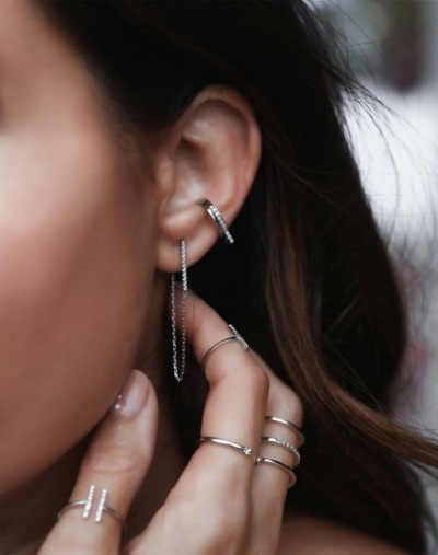 Manchettes d'oreille: boucles d'oreilles en or, argent, fil. Qu'y a-t-il, comment porter des bijoux, comment faire des poignets de vos propres mains. Cours de maître. Une photo