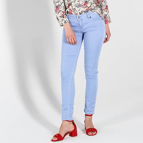 Jeans skinny pour femmes. Photos, qui convient, quoi porter avec une taille haute, coupe, broderie, trous sur les genoux, recadrée