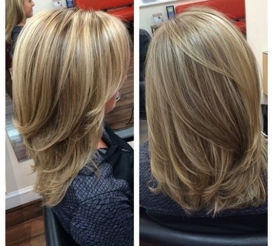 Belles coupes de cheveux pour cheveux moyens qui ne nécessitent pas de coiffage, avec frange, cascade, pour un visage rond