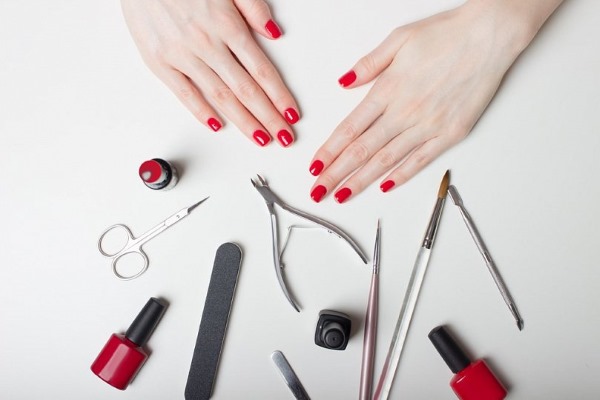 Forme carrée des ongles. Comment faire une accumulation de vernis gel, nouveau design 2020, belle manucure à la maison. Une photo