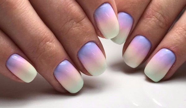 Forme carrée des ongles. Comment faire une accumulation de vernis gel, nouveau design 2020, belle manucure à la maison. Une photo