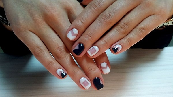 Forme carrée des ongles. Comment faire une accumulation de vernis gel, nouveau design 2020, belle manucure à la maison. Une photo