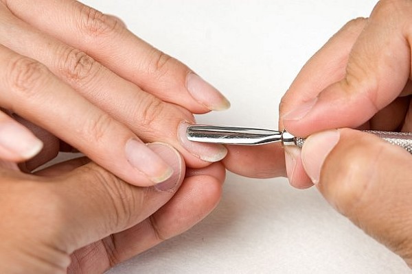 Forme carrée des ongles.Comment faire une accumulation de vernis gel, nouveau design 2020, belle manucure à la maison. Une photo