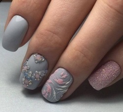 Manicura gris-rosa. Fotos, novetats. Tendències de disseny de moda 2020: francès, amb purpurina, pedreria, degradat, laca, ratlles