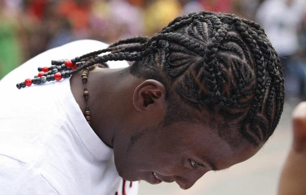 Coiffures pour hommes aux cheveux longs. Photos à la mode avec des tempes rasées, des côtés, une frange, cool et élégant