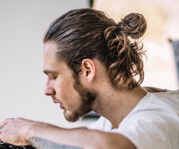 Coiffures pour hommes aux cheveux longs. Photos à la mode avec des tempes rasées, des côtés, une frange, cool et élégant