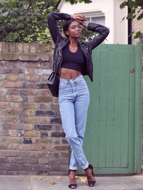 Que porter avec un jean bleu pour femme. Photo avec une taille haute, taille haute, déchirée. Images et idées à la mode