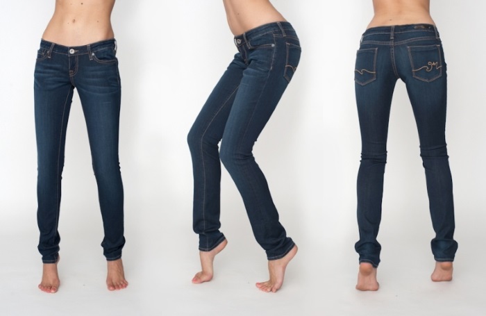 Que porter avec un jean bleu pour femme. Photo avec une taille haute, taille haute, déchirée. Images et idées à la mode