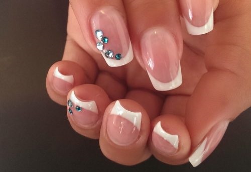 Manicura francesa amb pedreria. Foto, tendències de disseny de moda. Com fer esmalt de gel i laca