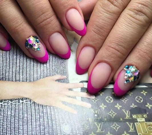 Manicura francesa amb pedreria. Foto, tendències de disseny de moda. Com fer esmalt de gel i laca