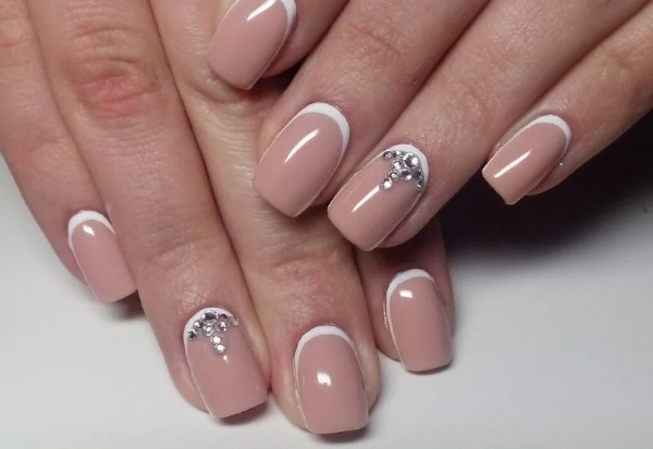 Manicura francesa amb pedreria. Foto, tendències de disseny de moda. Com fer esmalt de gel i laca