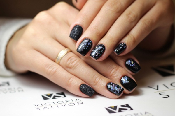 Manicura amb vernís negre. Fotos, idees de disseny amb pedreria, brillantor, fregament, amb daurat, platejat